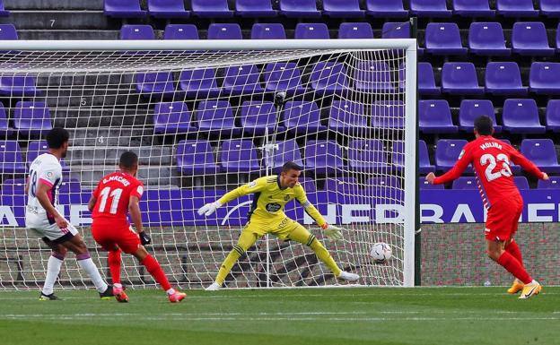 Jorge Molina marca el gol con el que se inició la remontada del Granada en el campo del Valladolid. 