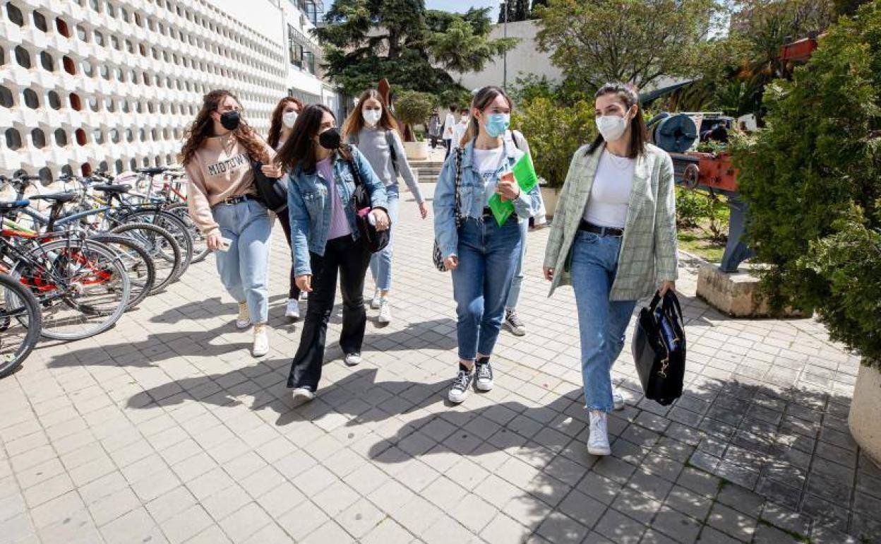 Un grupo de estudiantes se dirige a clase en la Facultad de Ciencias. 