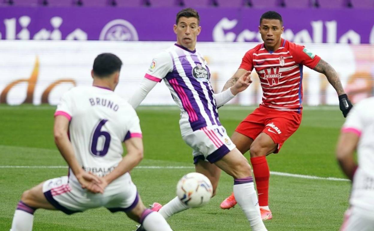 Darwin Machís dispara con la izquierda tras un recorte en el área en Valladolid. 