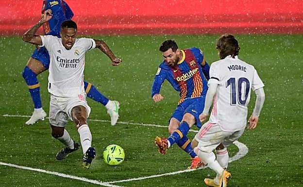 Messi remata durante el clásico. 