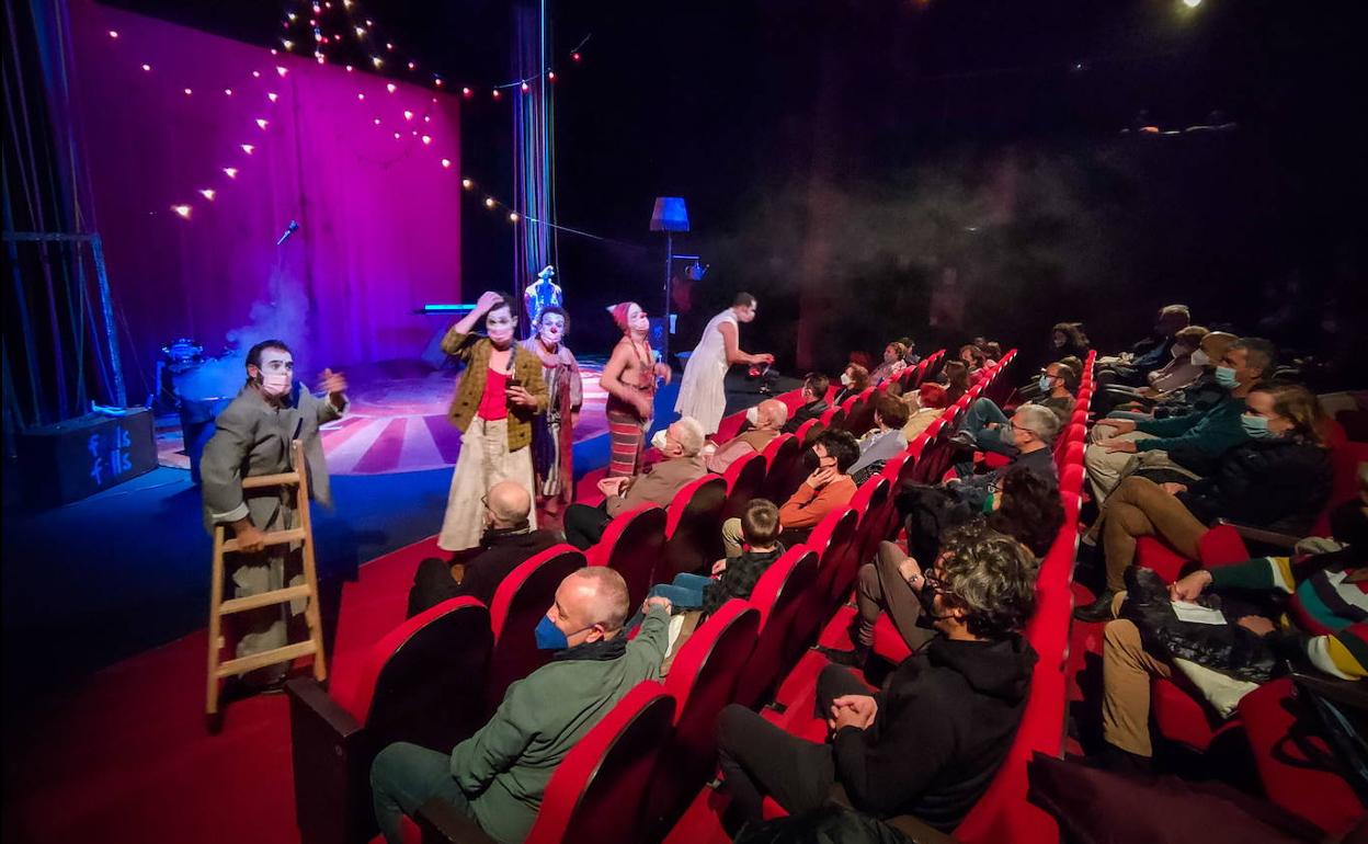 Espectáculo familiar en el Teatro Alhambra, con los convivientes sentados juntos.