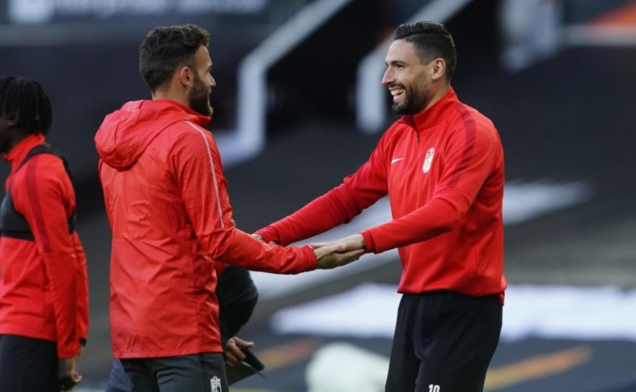 Antonio Puertas, a la derecha, se agarra con Quini. 