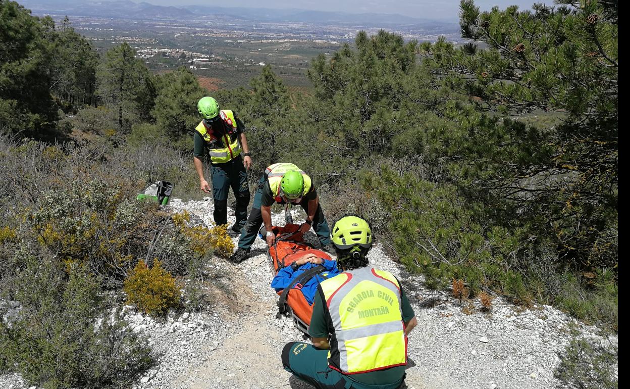Rescate en Granada | La Guardia Civil rescata un senderista en Dílar que se rompió la tibia y el peroné: «Me han salvado la vida»
