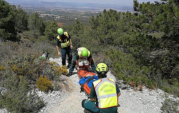 La Guardia Civil rescata a un senderista en Dílar que se rompió la tibia y el peroné: «Me han salvado la vida»