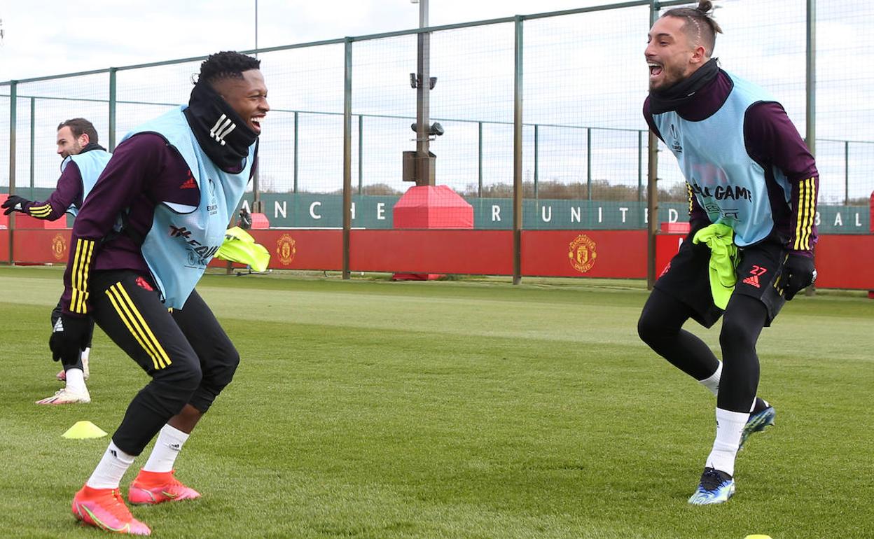 Fred y Álex Telles se divierten durante el entrenamiento. 