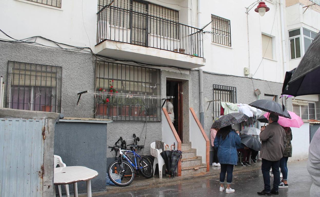 Vecinos y amigos acudieron ayer a mostrar su apoyo a la familia, querida en todo el barrio.