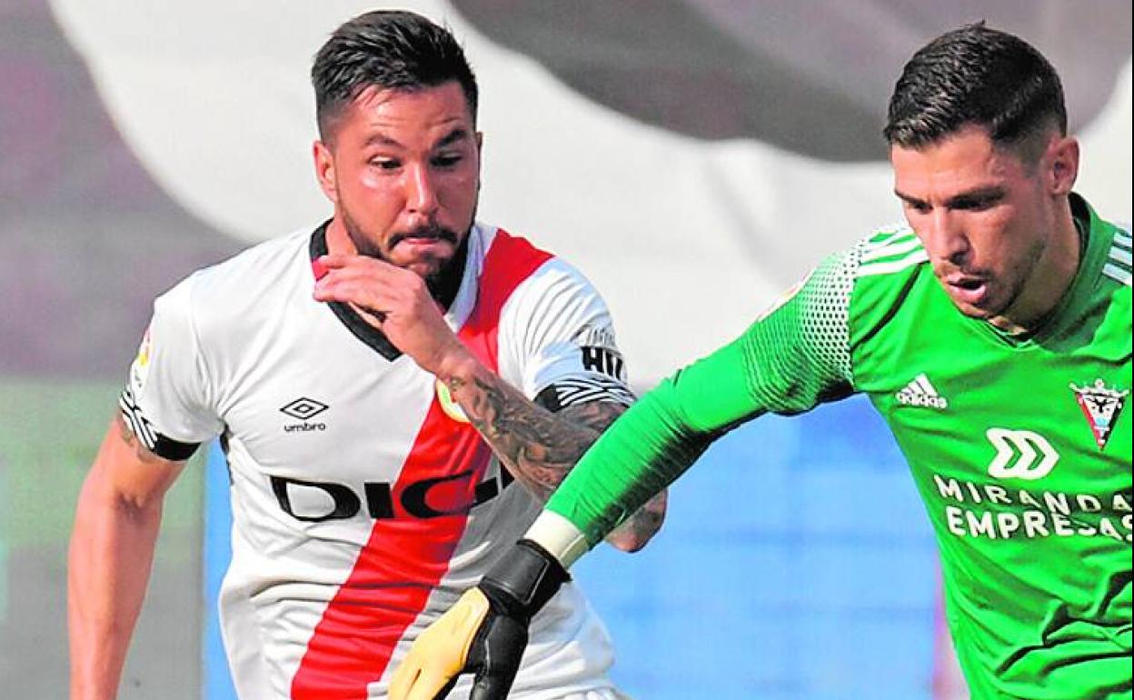 Guerrero presiona al cancerbero del Mirandés.