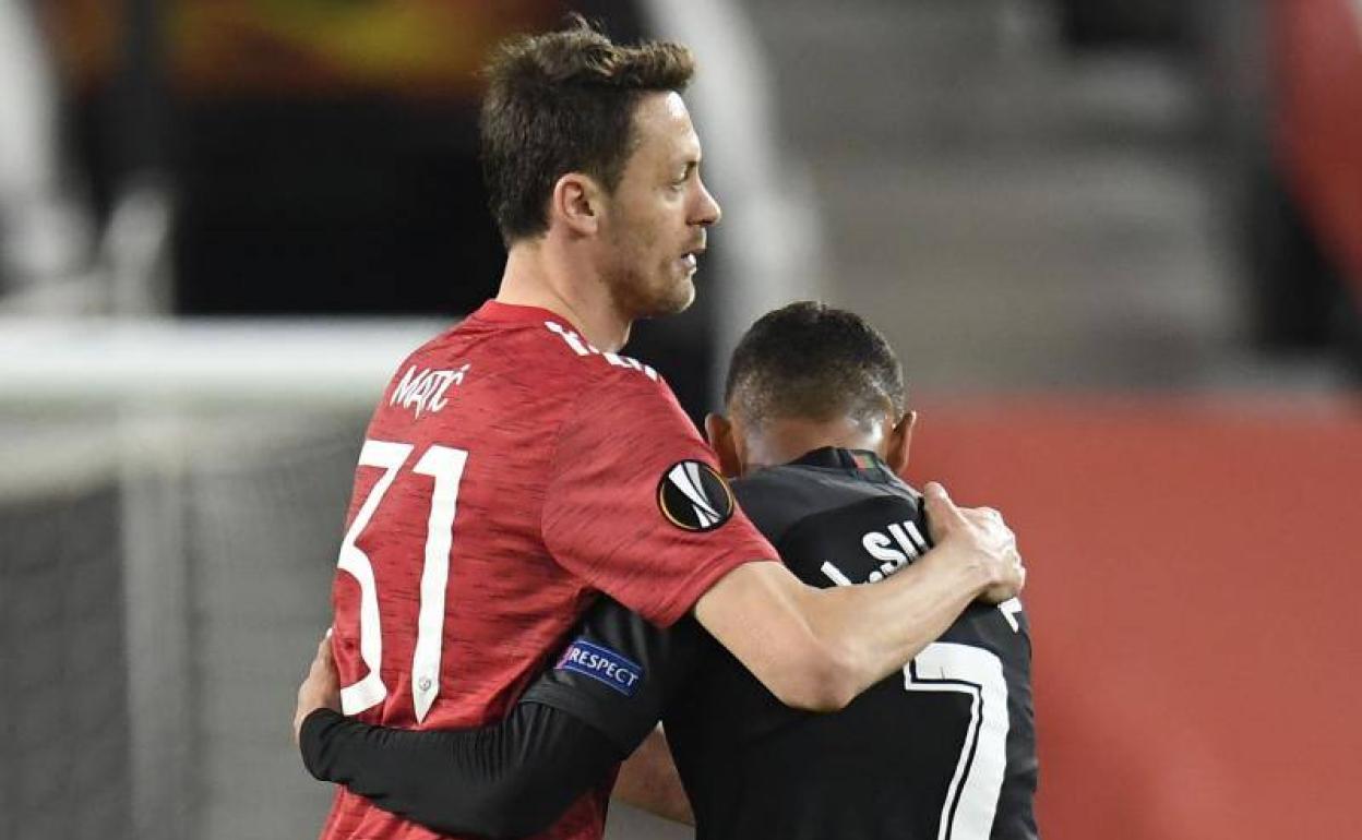 Matic abraza a Luis Suárez al final del partido. 