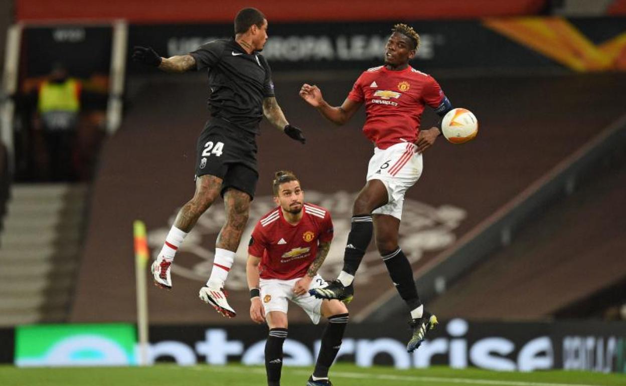 Kenedy salta junto a Pogba por un balón. 