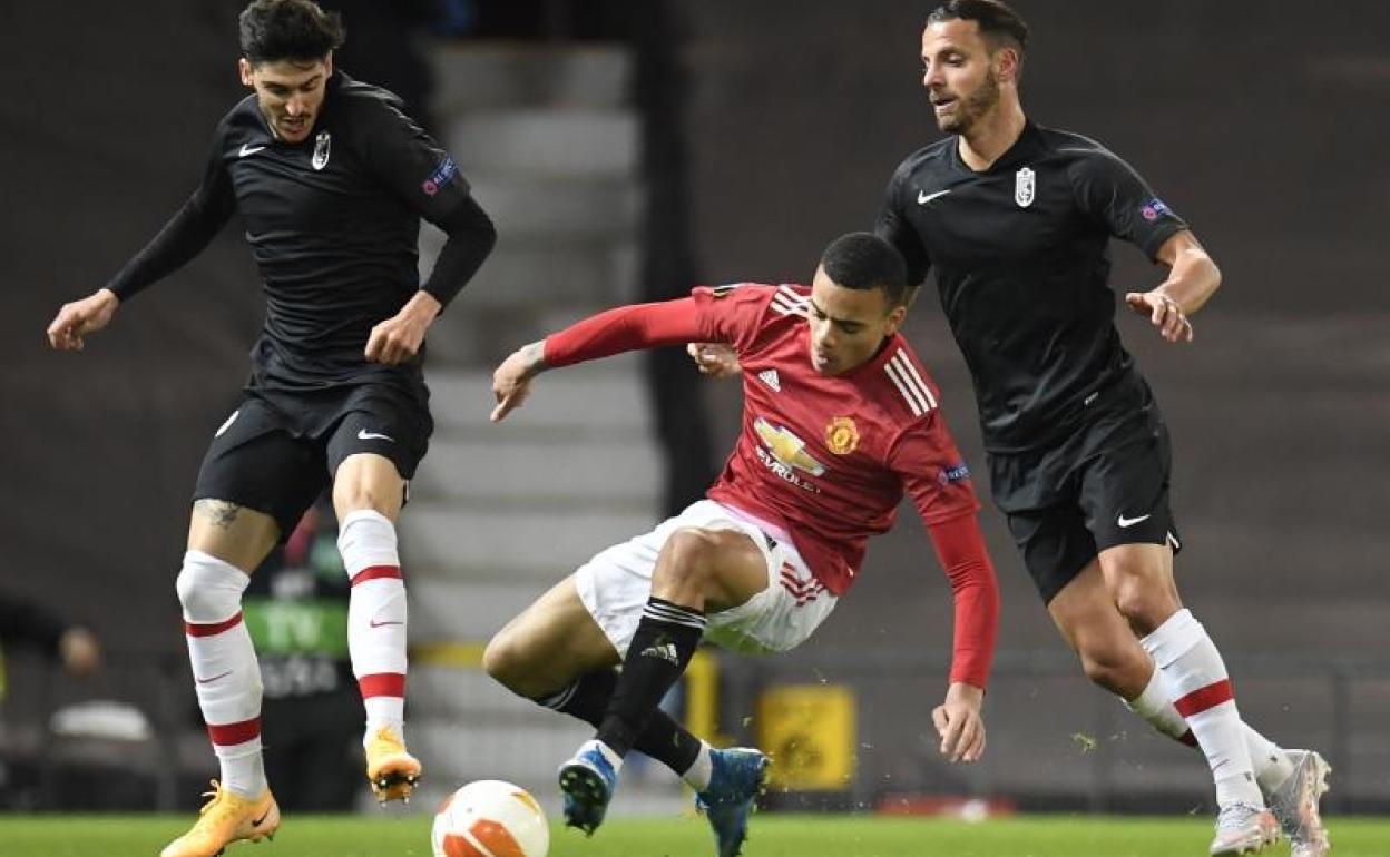 Soldado pelea un balón junto a su compañero Carlos Neva. 