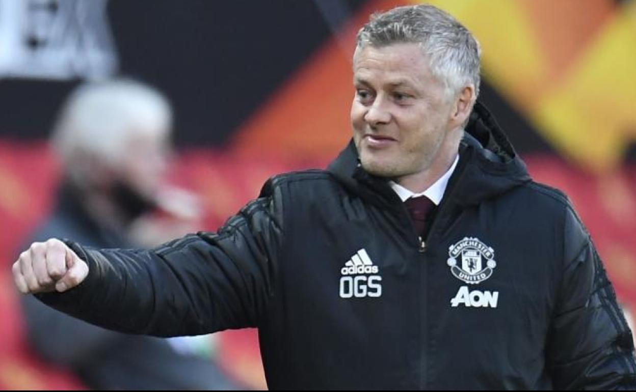 Solskjaer celebra con su banquillo el gol de Cavani. 