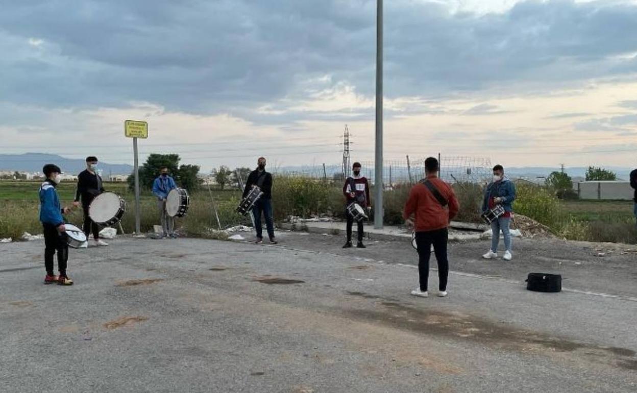 Una banda, durante el ensayo en la calle.
