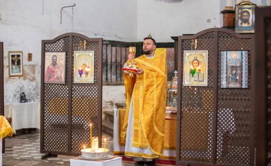 El padre Ustimenko, en el iconostasio, durante la liturgia.