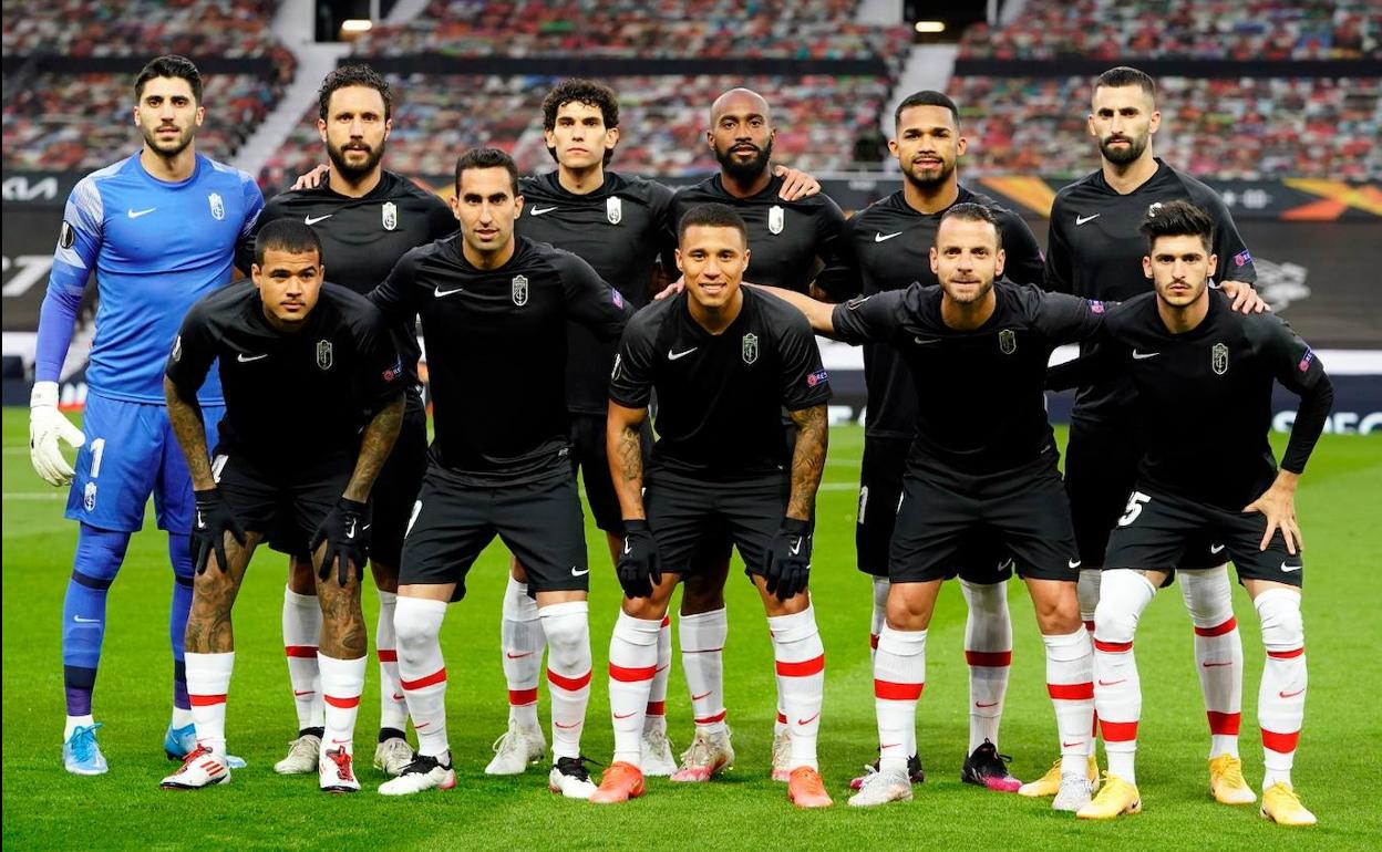 Formación inicial del Granada, con Rui Silva, Germán, Vallejo, Foulquier , Yangel Herrera, Gonalons (de pie); Kenedy, Montor, Machís, Soldado y Neva (delante).