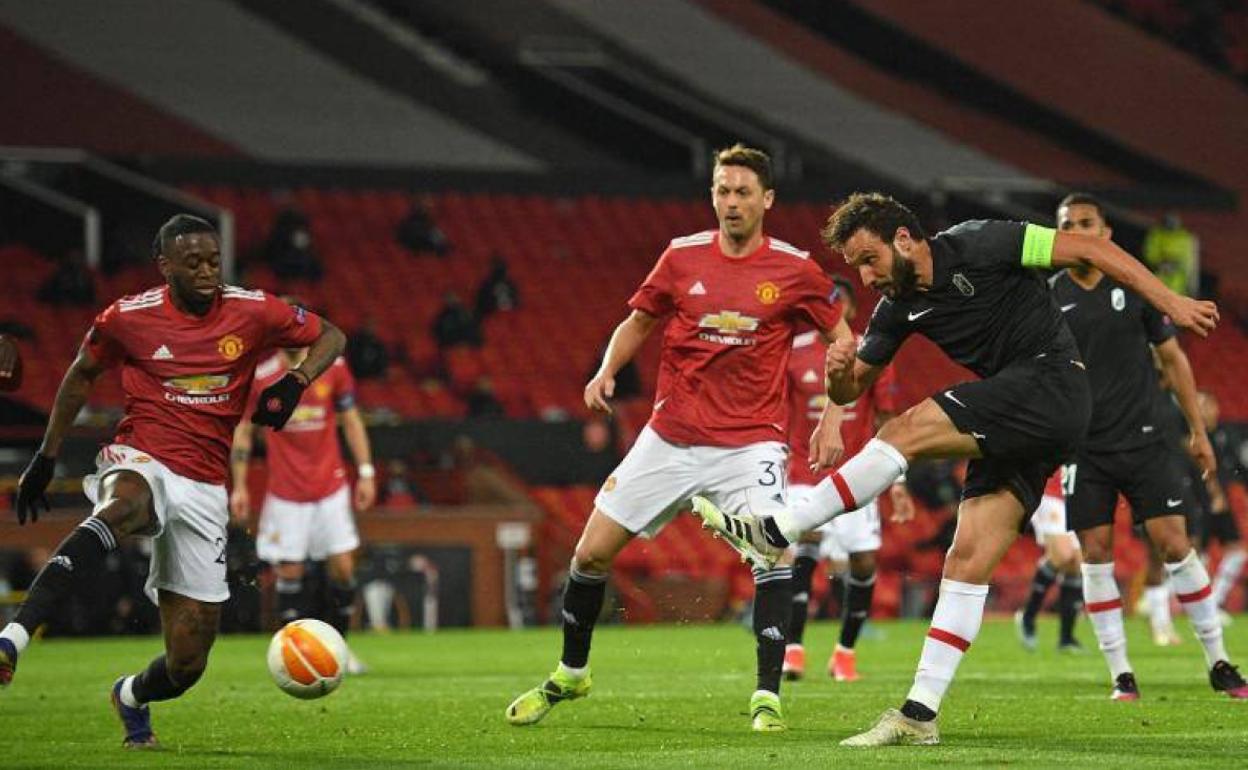 Germán Sánchez chuta dentro del área en el que pudo ser el gol de la honra granadinista en la eliminatoria. 