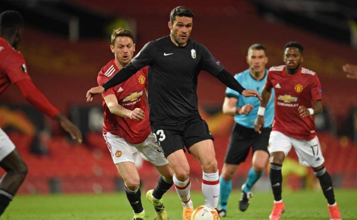 Jorge Molina juega un balón en el partido. 