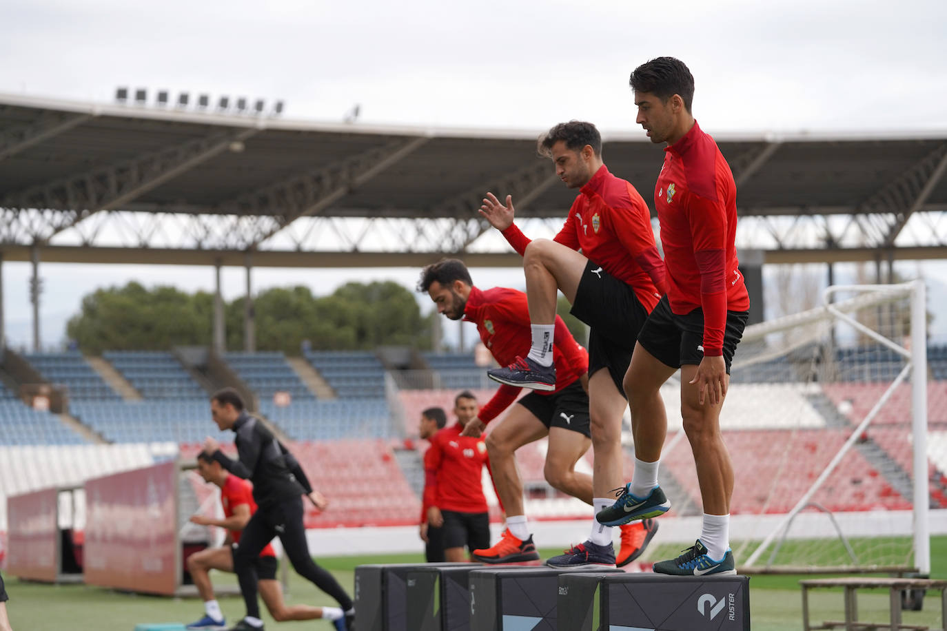 José Carlos Lazo, Juan Villar y César de la Hoz realizan saltos en la zona de activación en el campo principal del Estadio de los Juegos Mediterráneos.