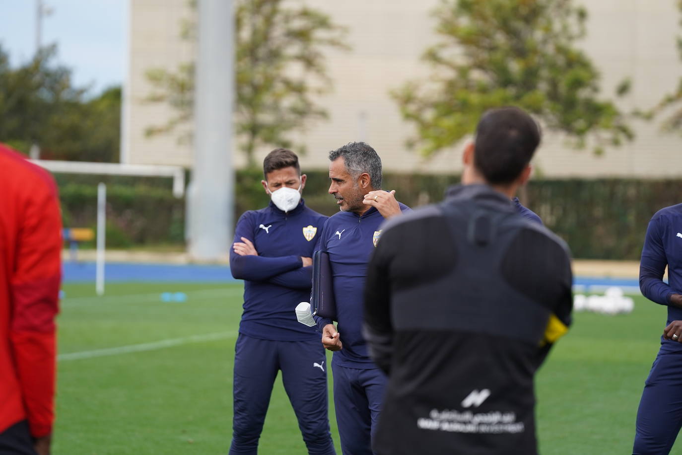 José Gomes habla con la plantilla, durante el entrenamiento de ayer. 