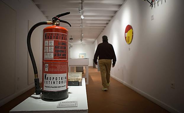 Imagen principal - Algunos de los poemas visuales expuestos por Salazar. 