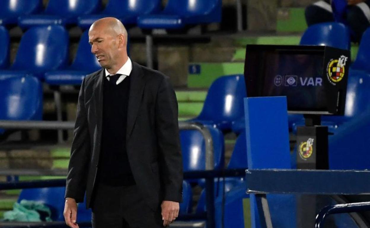 Zinedine Zidane hace un gesto de reprobación durante el partido del Real Madrid en Getafe. 