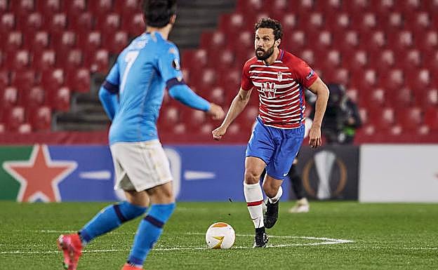 Germán sale con balón conducido contra el Nápoles.