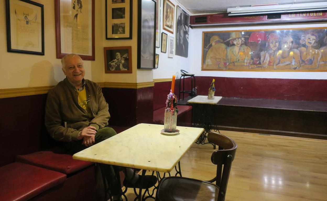 Horacio 'Tato' Rébora pone al mal tiempo buena cara, en el interior de una Tertulia vacía.