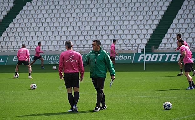 Crespo (de verde) dirigiendo en El Arcángel a sus nuevos jugadores. 
