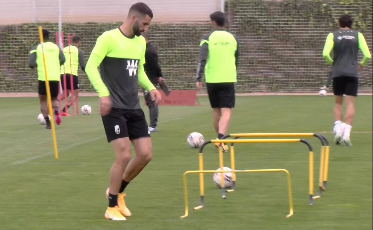 Maxime Gonalons, parte del entrenamiento de este lunes. 