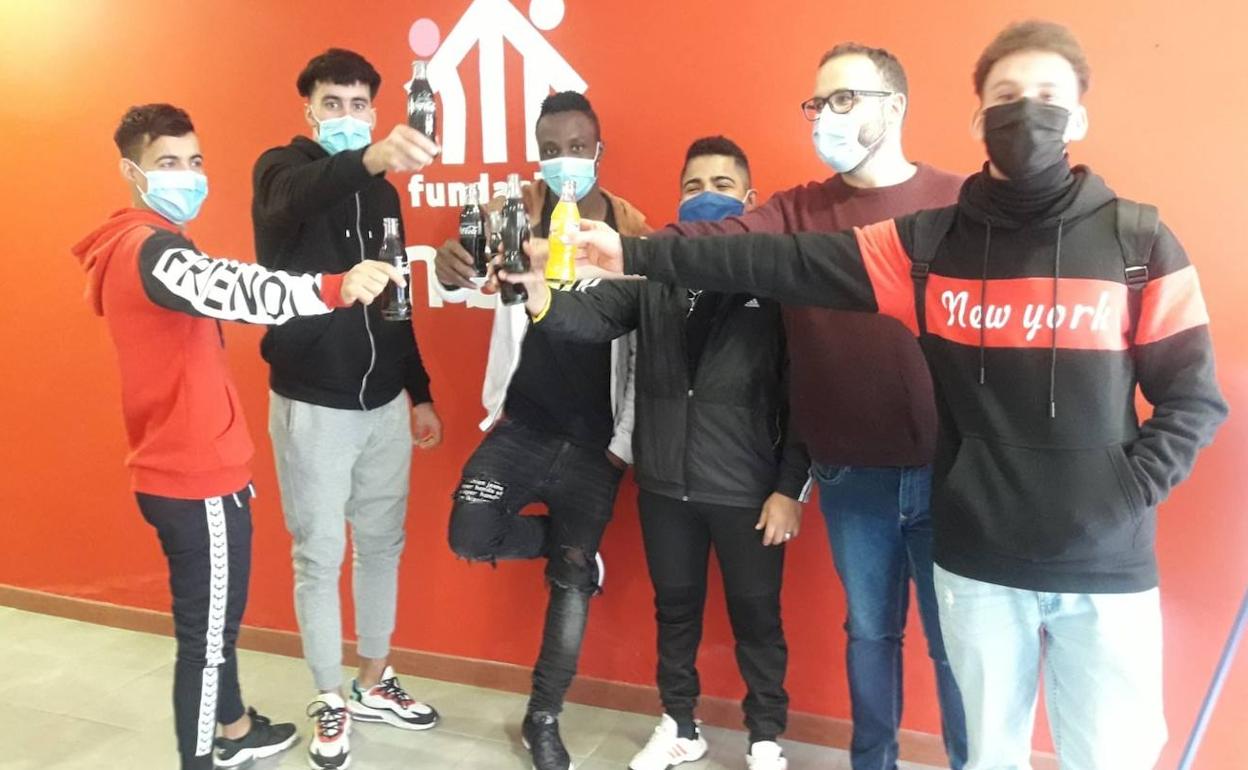 Jóvenes inmigrantes brindan por su futuro en la fundación Don Bosco de Granada.