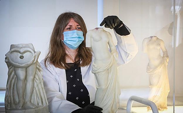 Belén Ruiz, restauradora del museo arqueológico, con una de las réplicas.