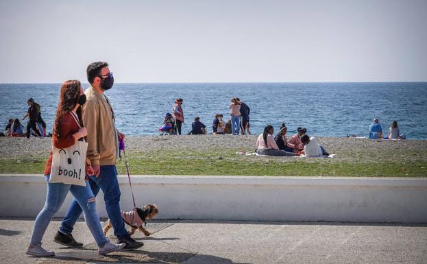 Una experta advierte de los dos lugares más seguros para reunirse con otras personas para evitar contagios