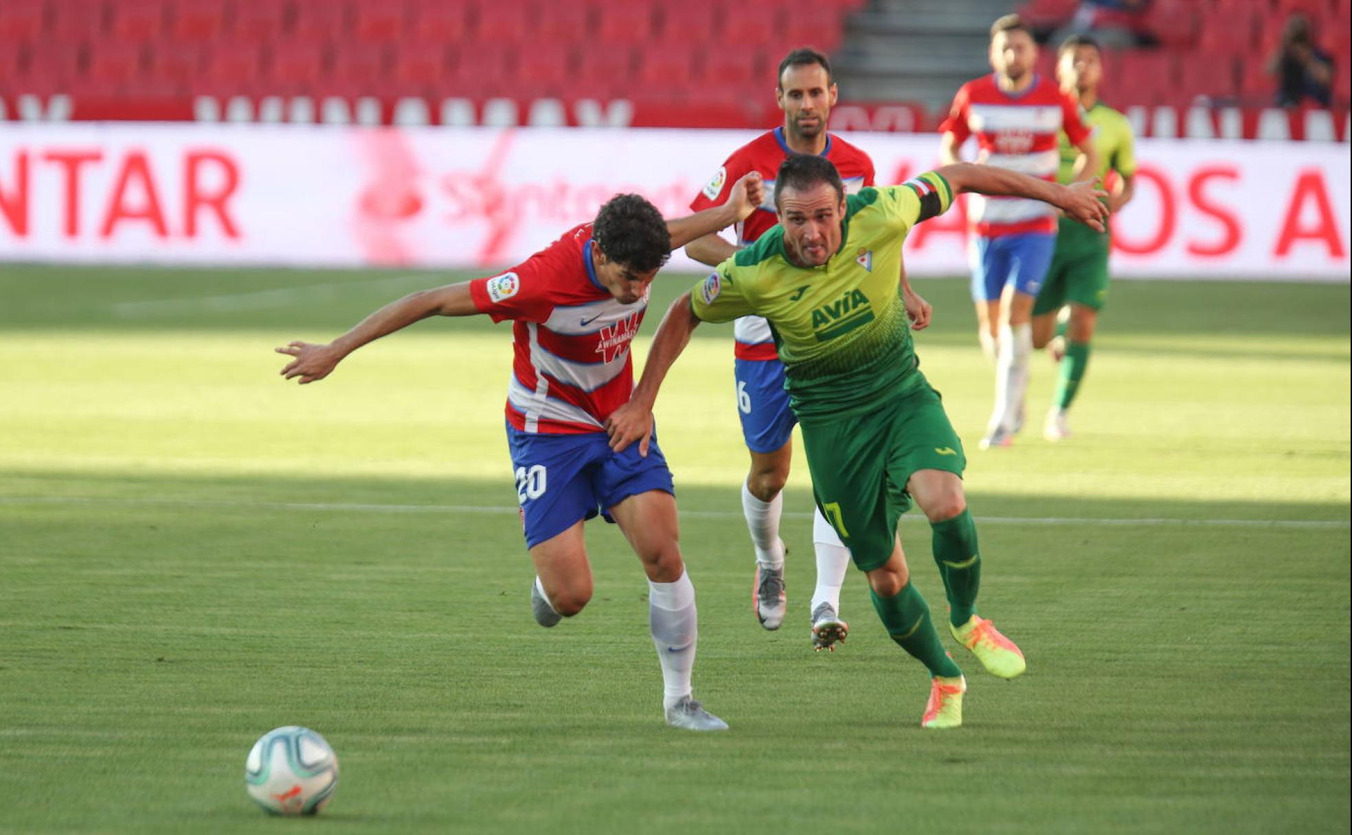 Jesús Vallejo pugna con Kike García por un balón en la última visita del Eibar a Los Cármenes. 