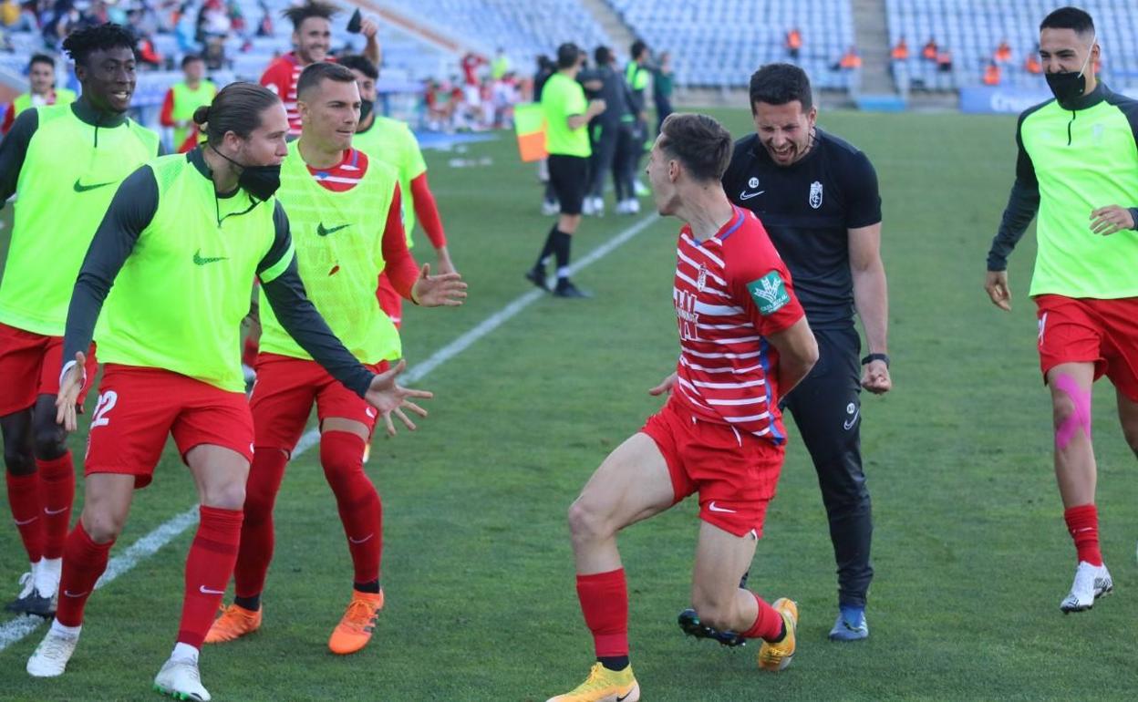 Dani Plomer se dirige al banquillo para celebrar junto a sus compañeros suplentes el gol de la victoria. 