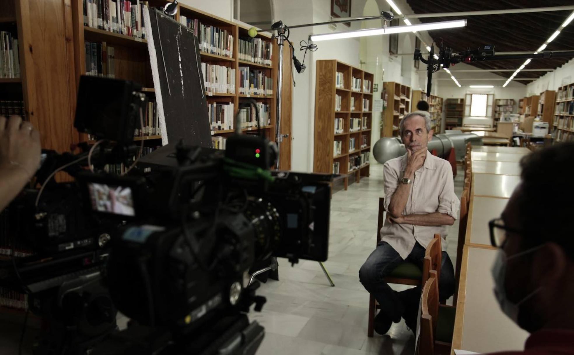 El investigador José Herrera durante la grabación en la biblioteca Poeta Álvarez de Sotomayor de Cuevas del Almanzora.