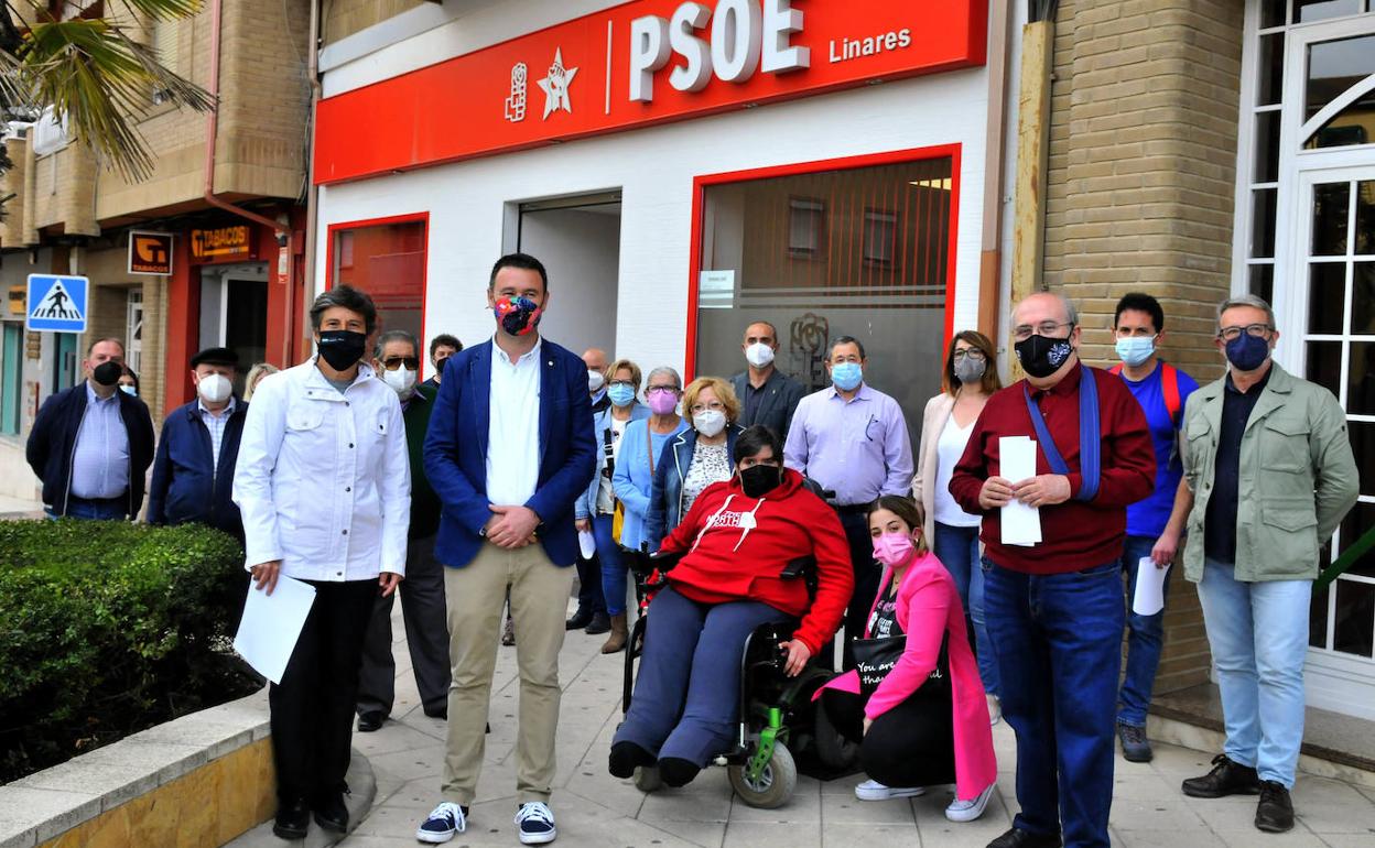 Militantes socialistas que acompañan a Daniel Campos en su candidatura a la dirección del PSOE local. 