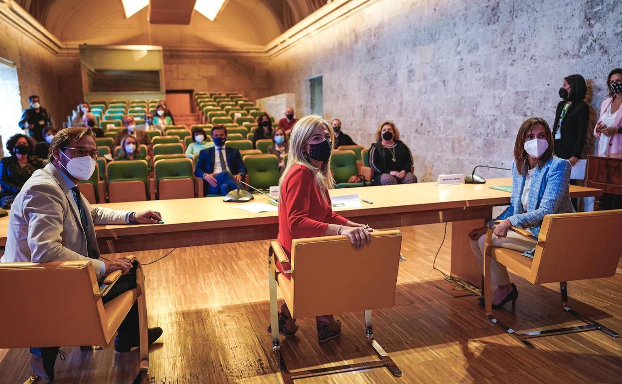 Antonio Granados, Patricia del Pozo y Rocío Díaz, ayer en la reunión.