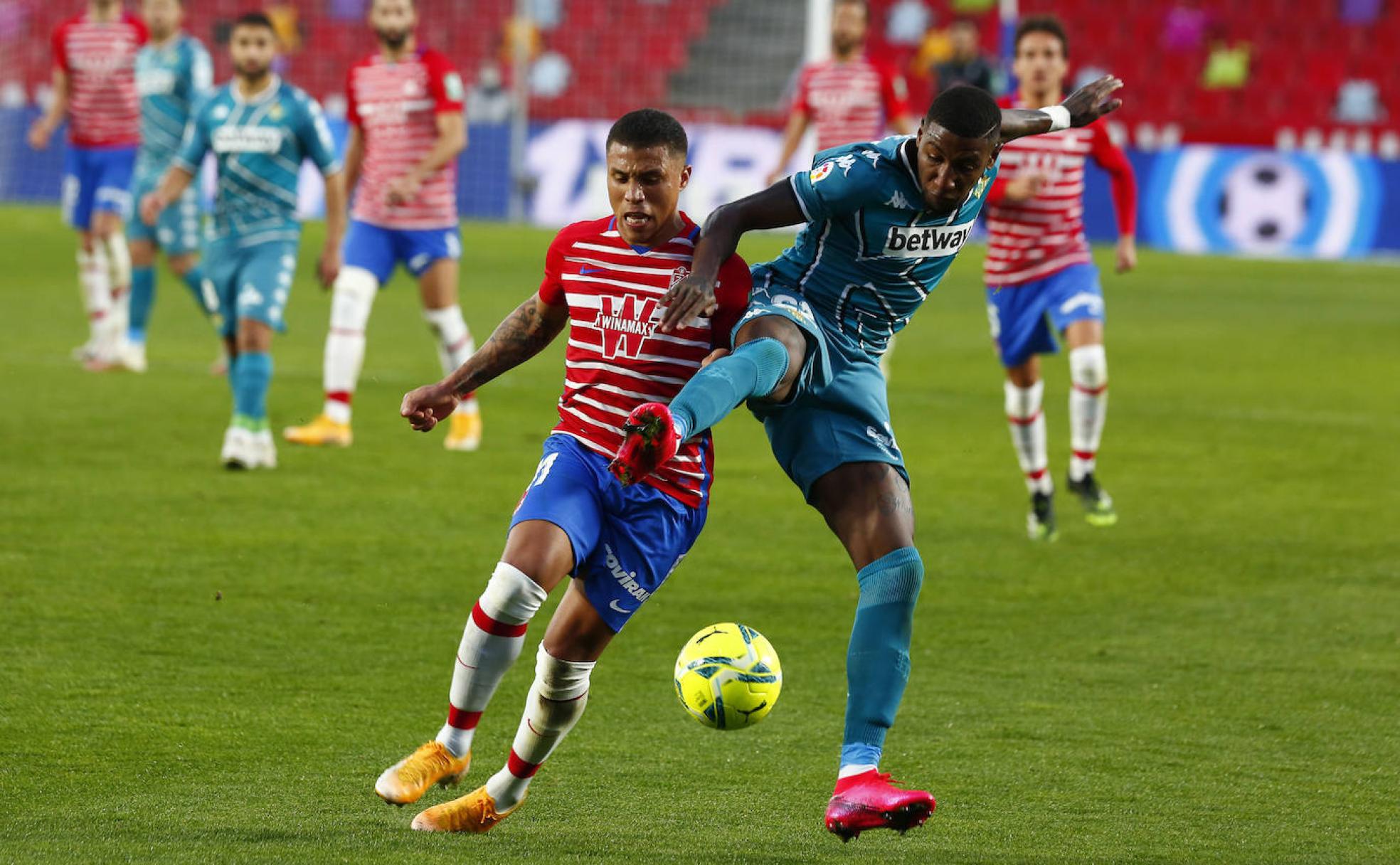 Darwin Machís pugna un balón con Emerson en el partido de la primera vuelta en Los Cármenes. 