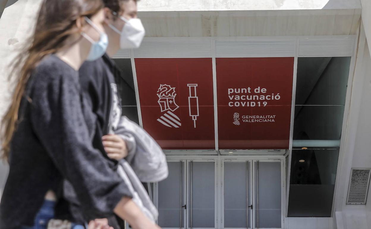 Pandemia del coronavirus | La OMS alerta de la franja de edad en la que los positivos «están disparándose de manera muy preocupante»