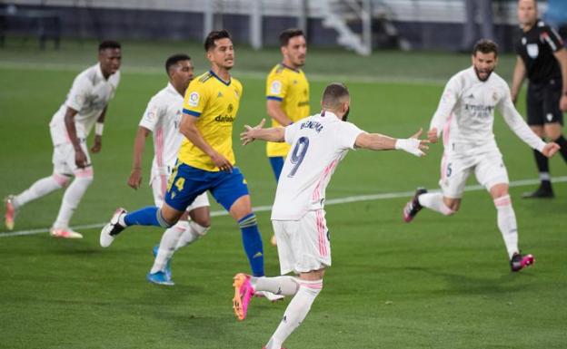 Benzema celebrando su gol en el Carranza