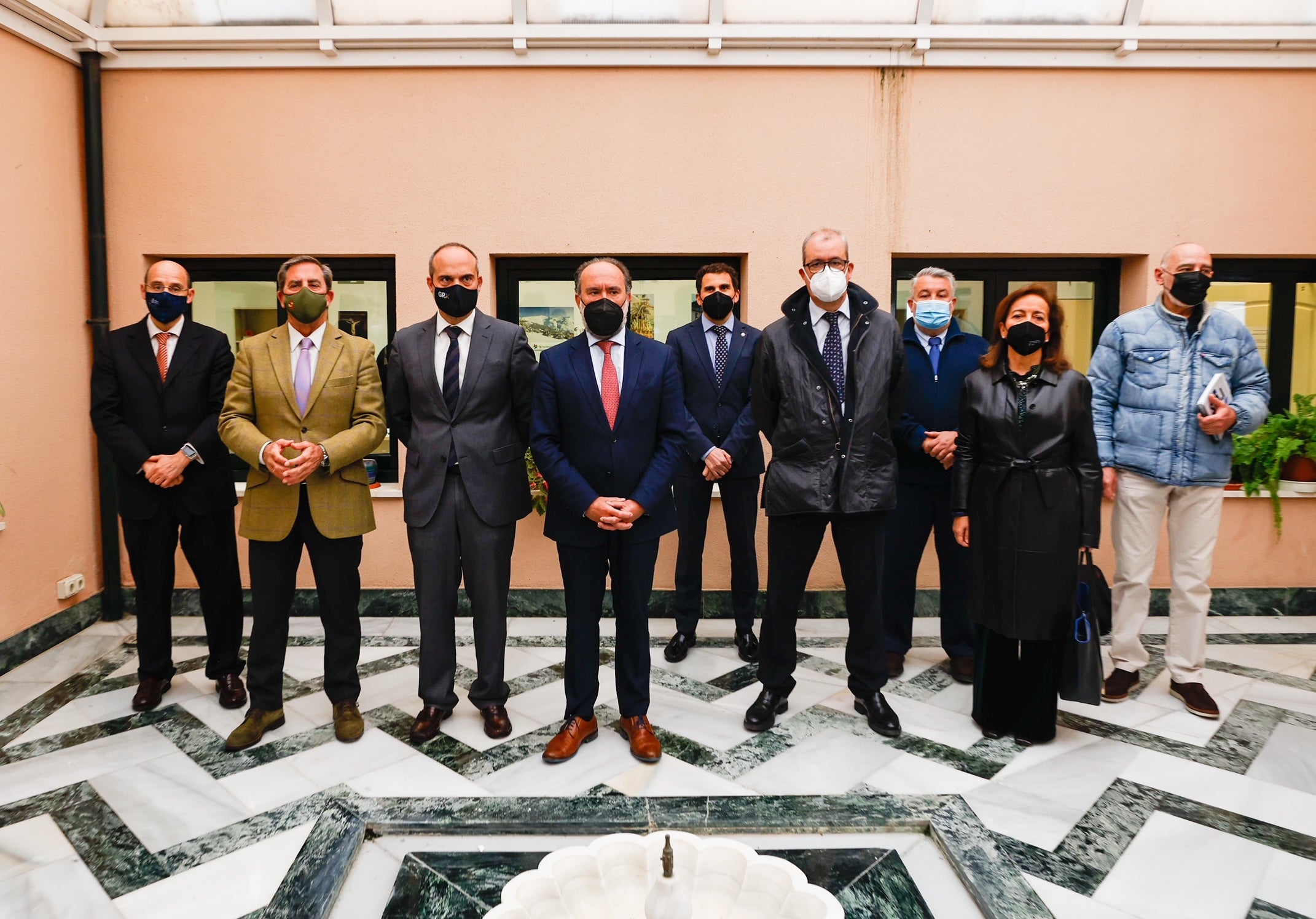 Representantes del mundo judicial se han reunido esta mañana en la sede de la Presidencia de la Audiencia de Granada para defender el eje Plaza Nueva-Gran Vía-Caleta. 