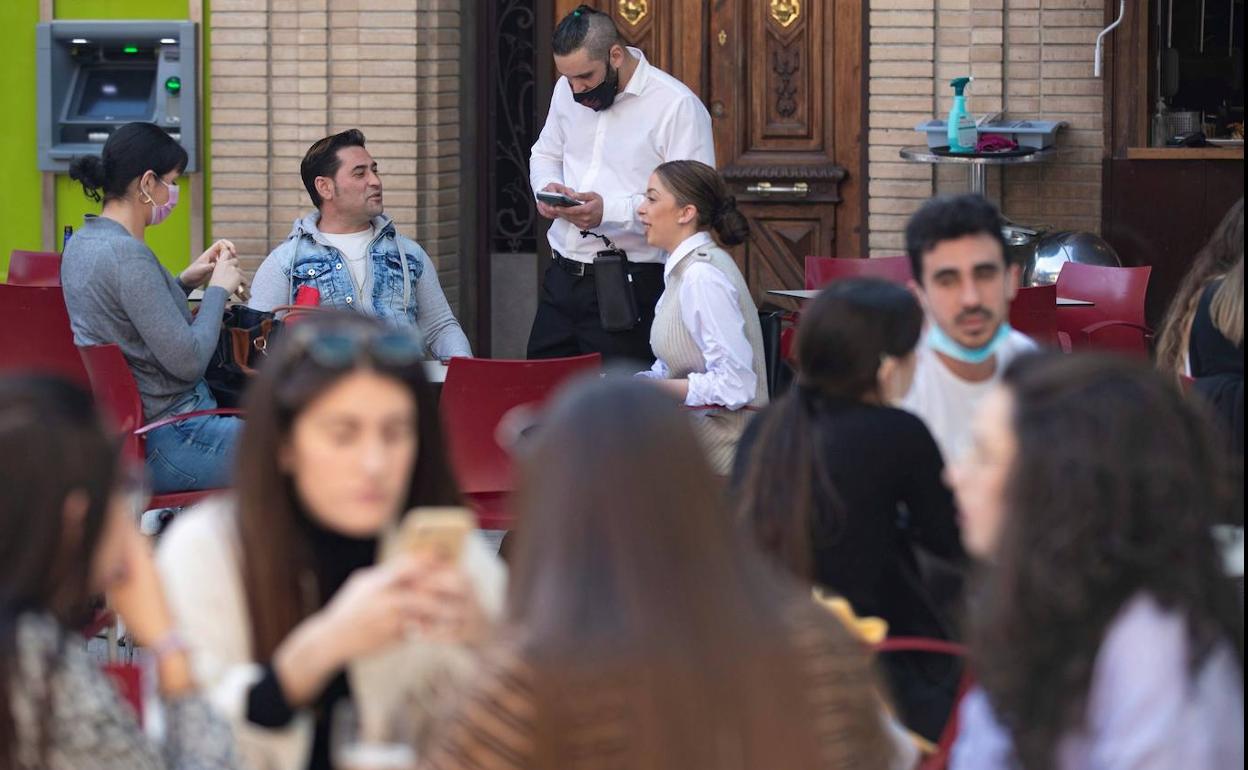 Linares, Andújar, Martos y el resto de municipios de los distritos Norte y Sur tendrán que cerrar bares y comercios a las ocho una semana más