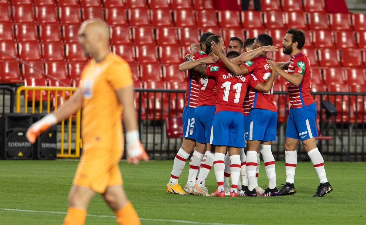 Los futbolistas del Granada celebran el tanto de Soldado. 