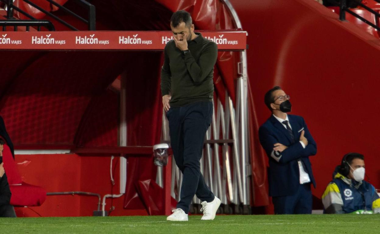 Diego Martínez, pensativo durante el partido ante el Eibar. 
