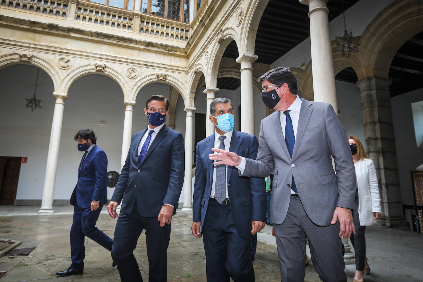 El vicepresidente del Gobierno andaluz, junto al presidente del TSJA, Lorenzo del Río, y el alcalde de Granada, esta mañana en el Palacio de la Real Chancillería. 