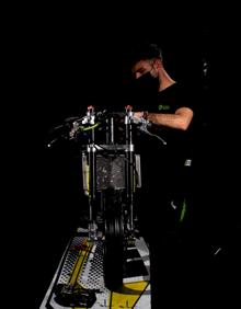 Imagen secundaria 2 - Cuando rugen las motos del Naranjo, listas para competir tras nacer en Vegas del Genil