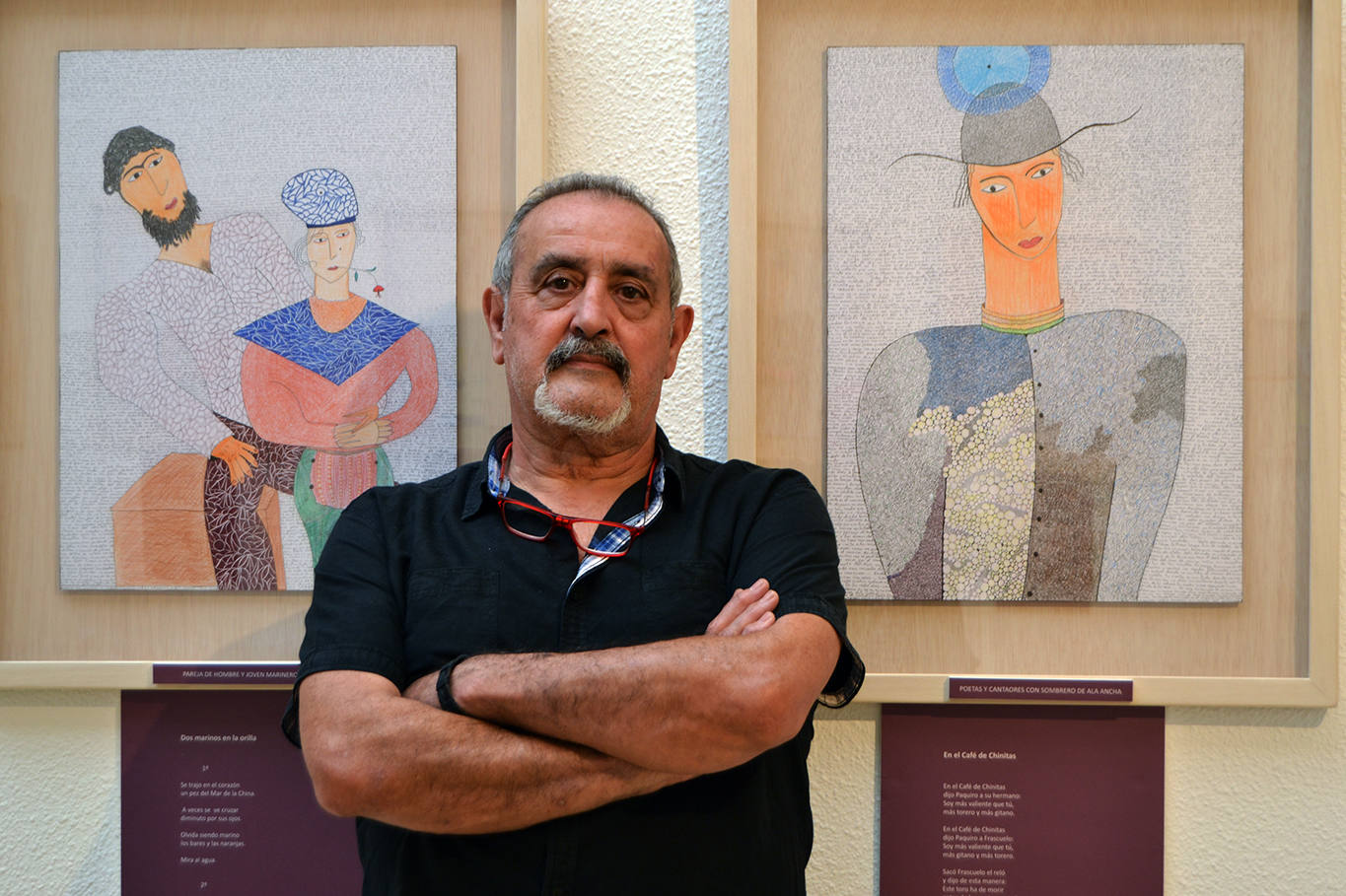 Raimundo Iáñez, ante sus obras. 