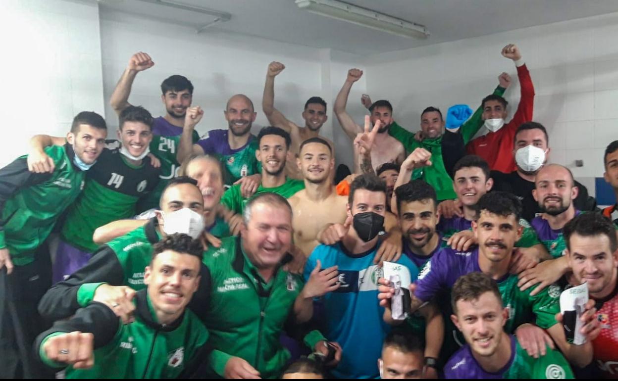 Celebración de la plantilla tras la victoria ante El Palo. 