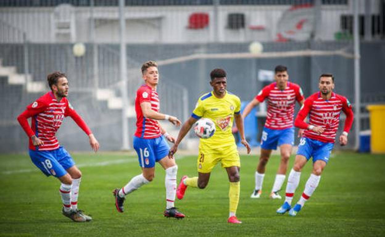 Bravo e Isma Ruiz intentar evitar un ataque rival en un partido anterior. 