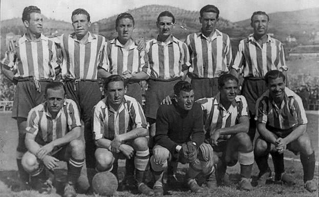 Alineación del Granada CF que, en 1941, ascendió al equipo a Primera División.