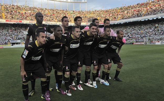 Componentes de la formación del Granada CF que se enfrentó al Elche consiguiendo el ascenso a Primera División.